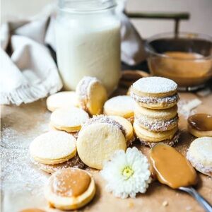 Delicious Caramel Sandwich Cookies ( Alfajores)